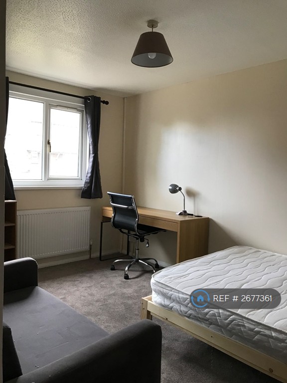 5 bedroom house in Park Barn Drive, Guildford, GU2 (5 bed) (#2677361)