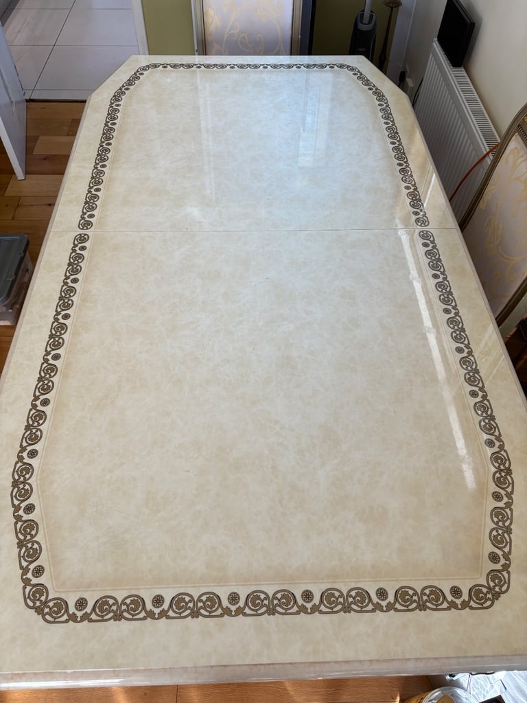 Dining table and 4 chairs 