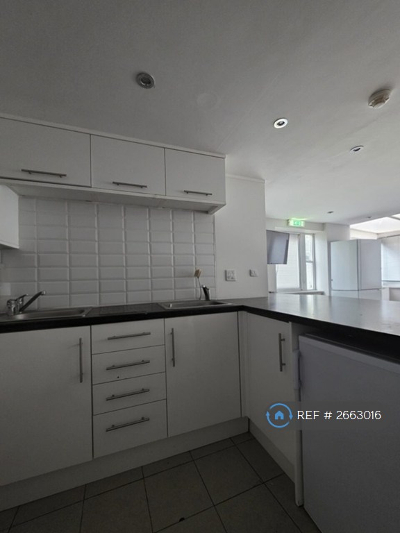 10 bedroom house in Cathays Terrace, Cardiff, CF24 (10 bed) (#2663016)