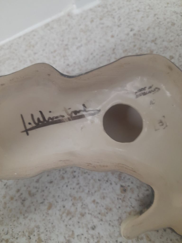 Pretty vintage winstanley cat   size 3   signed