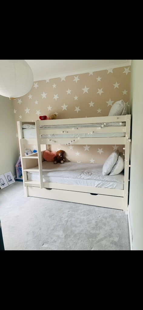 Bunk beds / 2 single beds