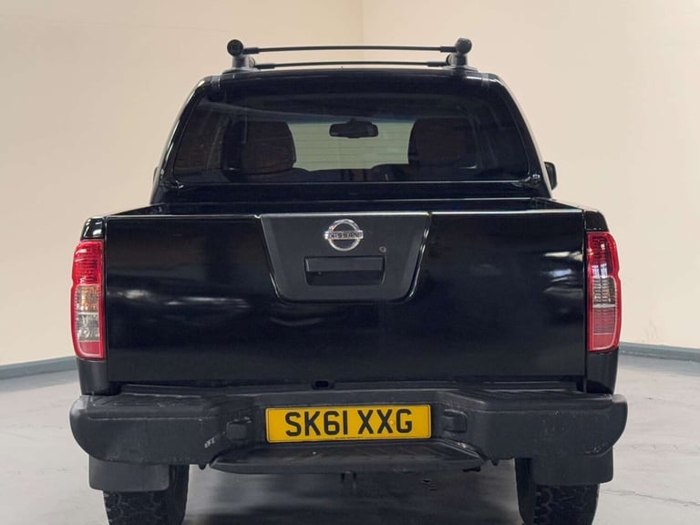 2011 Nissan Navara Double Cab Pick Up Tekna 2.5dCi 190 4WD PICK UP DIESEL Manual