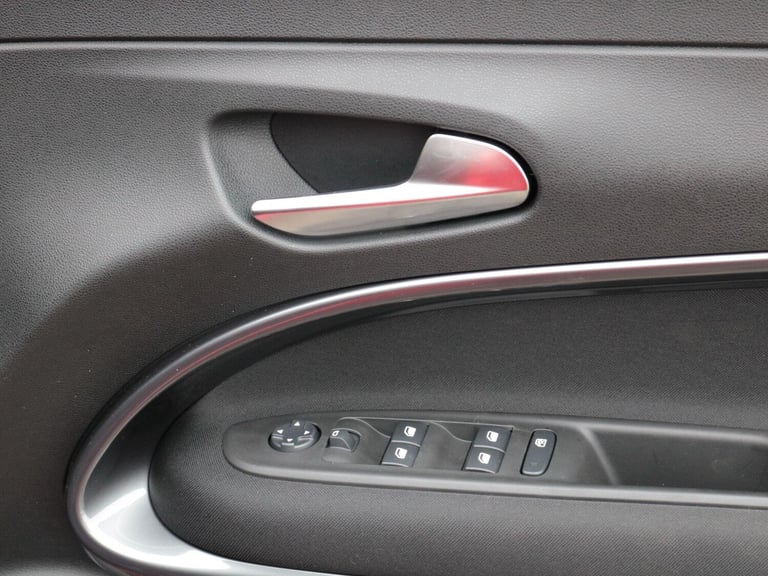 2025 Fiat 600 Fiat 600e (red) 54kwh 154hp HATCHBACK Electric Automatic