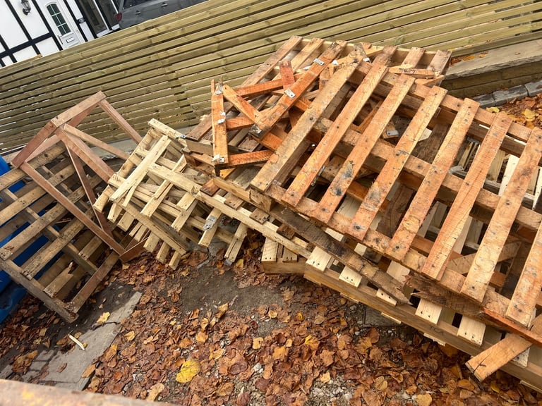 image for Free fire wood pallets bonfire S8 Beachief