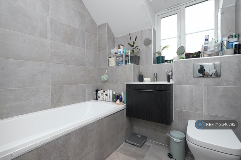2 bedroom flat in Lawton Green, Loughton, IG10 (2 bed) (#2646795)