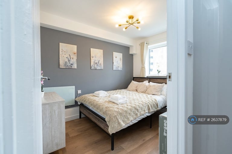 3 bedroom flat in Nicholas Court, Hayling Island, PO11 (3 bed) (#2637879)