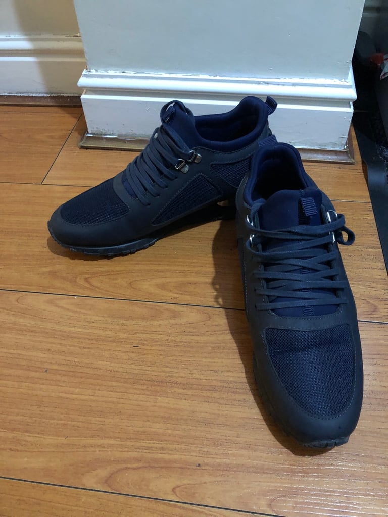 image for Size 8 men’s navy mallets - like new 