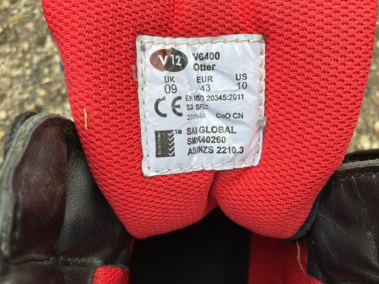 Immaculate V12 Safety Boot size 9