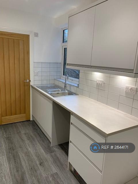 1 bedroom flat in Adrian Square, Westgate-On-Sea, CT8 (1 bed) (#2644171)