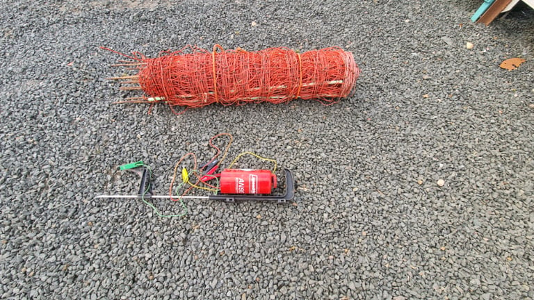 Sheep livestock electric fence netting with posts & energizer tractor