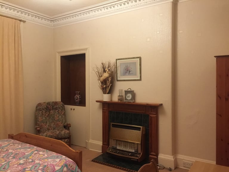  Spacious 3-Bed Flat in Dalry – Quiet Location, Excellent Transport Links