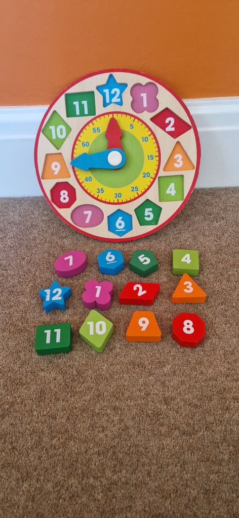 MELISSA AND DOUG WOODEN SHAPE SORTING CLOCK. EXCELLENT CONDITION.