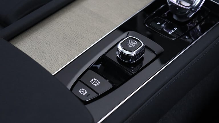 2025 Volvo XC90 B5 (P) AWD Plus Dark (Sunroof, Harman Kardon Sound, 360 Camera, BLIS) ESTATE Petr...