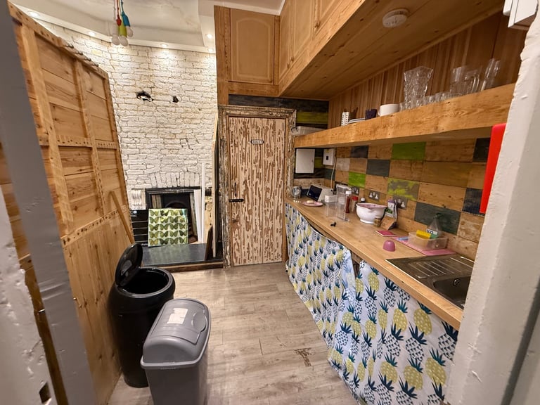 Large Beauty Room To Rent in Fulham / Private Room To rent / Beauty Room