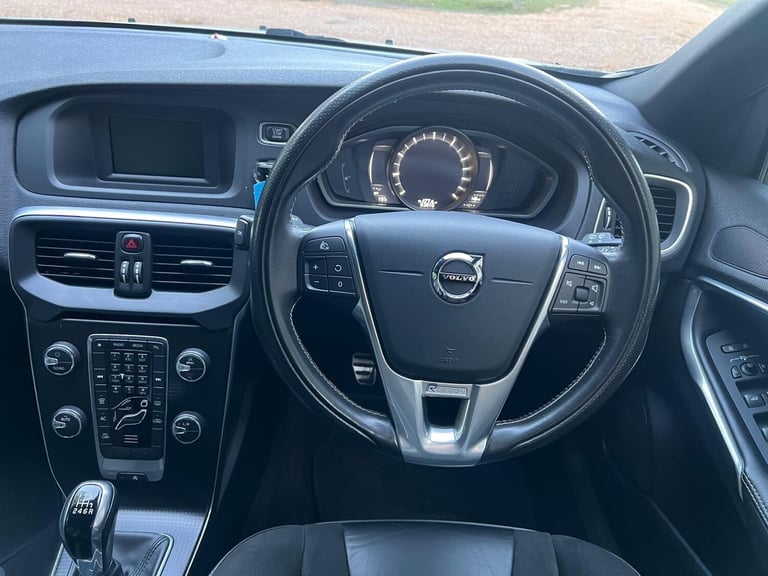 2018 Volvo V40 2.0 T2 R-Design Euro 6 (s/s) 5dr HATCHBACK Petrol Manual