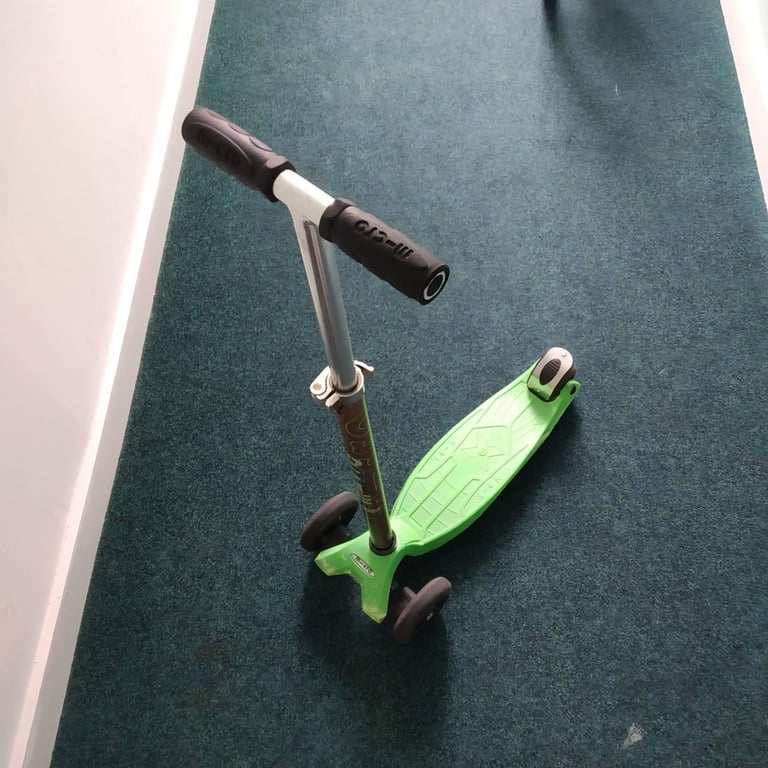 image for Micro Maxi Scooter (Lime)