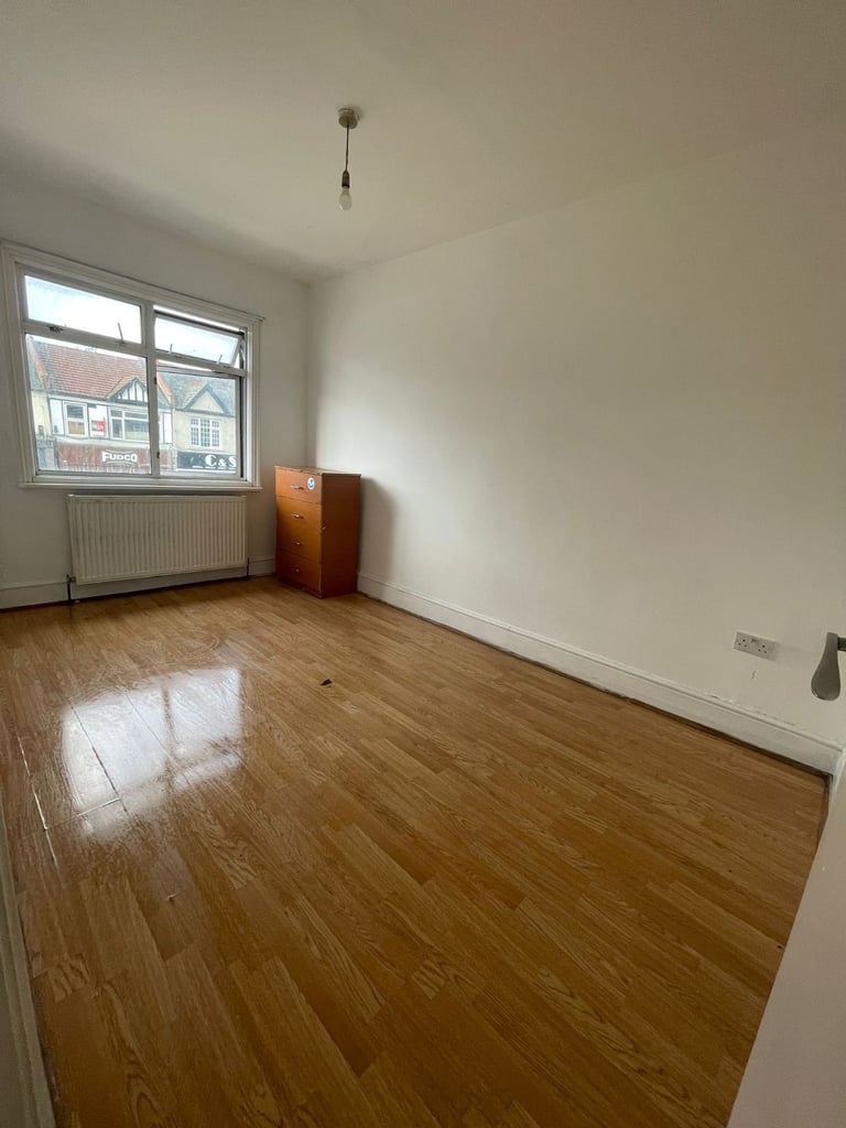 5-Bedroom 3wc Flat above Shop to Rent in Wembley – Ealing Road