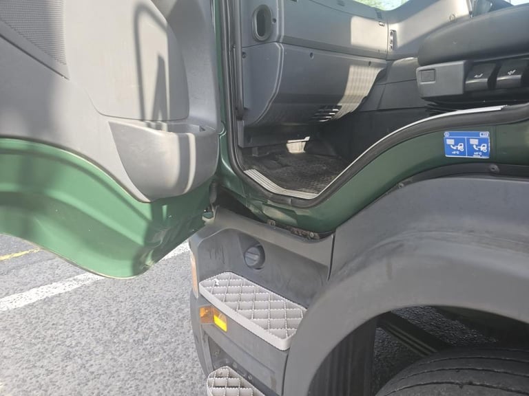2015 Scania P320 6x2 twin wheel skip