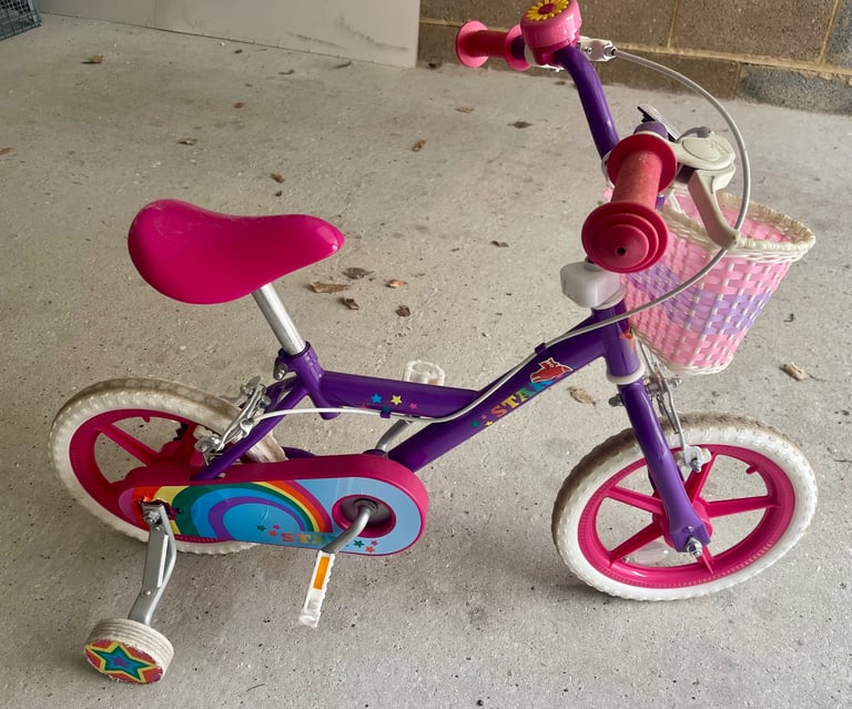 Kids bike with stabilisers and basket. 