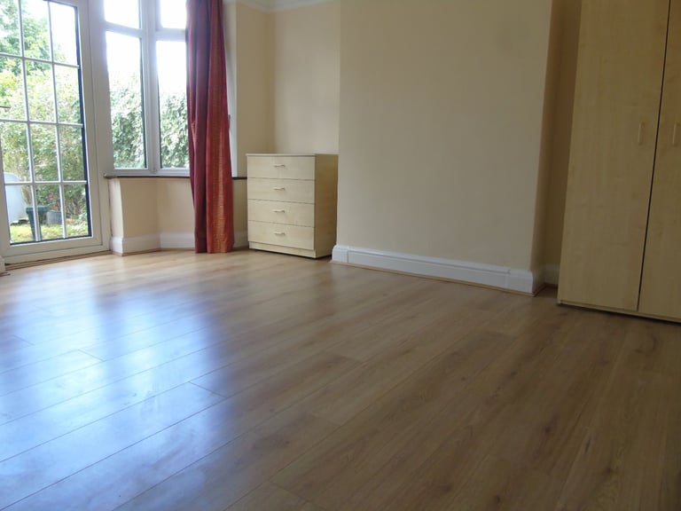 Very large 3 bedroom house for rent in the heart of Enfield EN8! Viewings start now