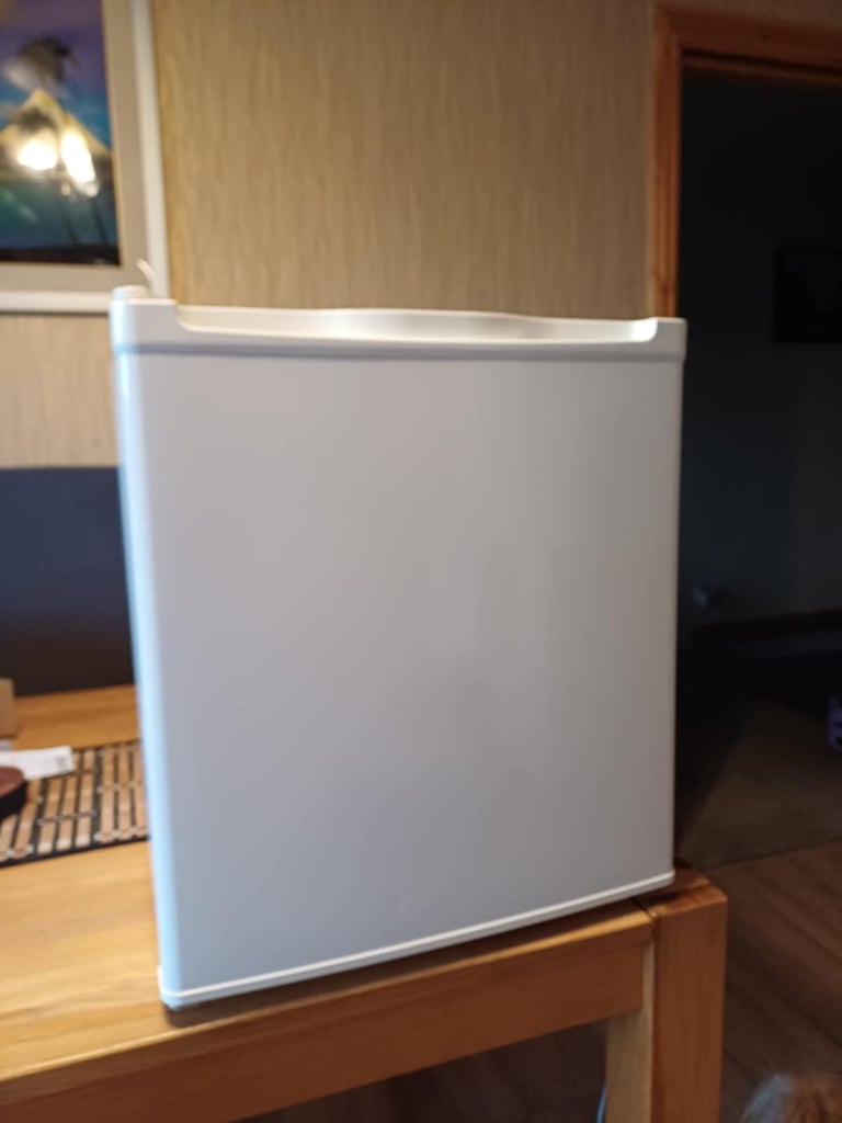 AS NEW CURRYS ESENTIALSCOUNTER TOP FREEZER