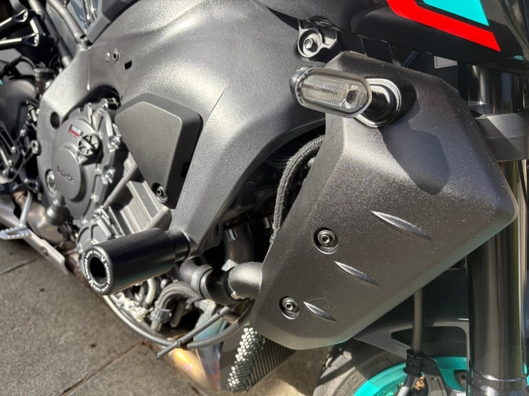 2023 / 73 Yamaha MT10 £10000 Grey 5978 miles.