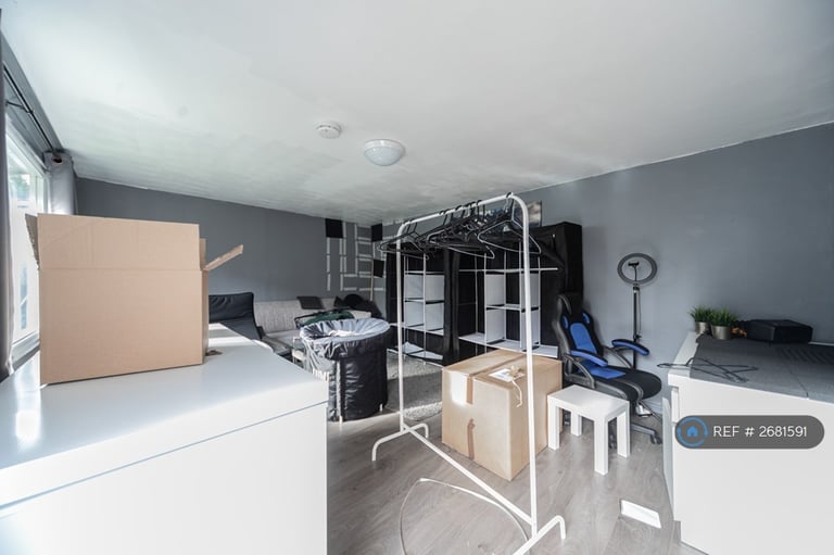 2 bedroom flat in Crowther Avenue, Brentford, TW8 (2 bed) (#2681591)