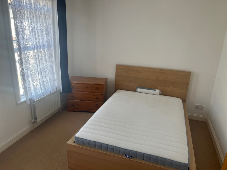 Spacious & Cosy En-Suite Room for Rent – CR0 3QZ
