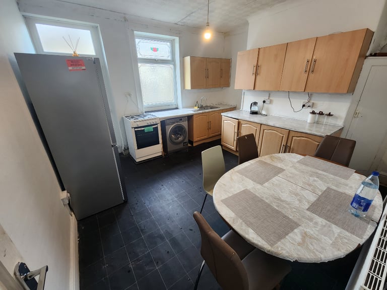 Big Single Room to let, with excellent transport links to Bradford and Leeds Only £80 weekly pay.