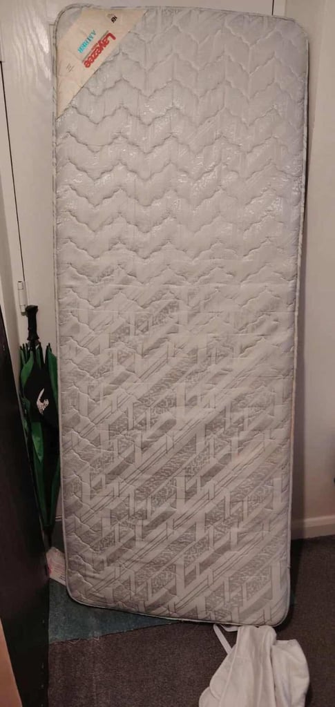 Small Single bed 2'6