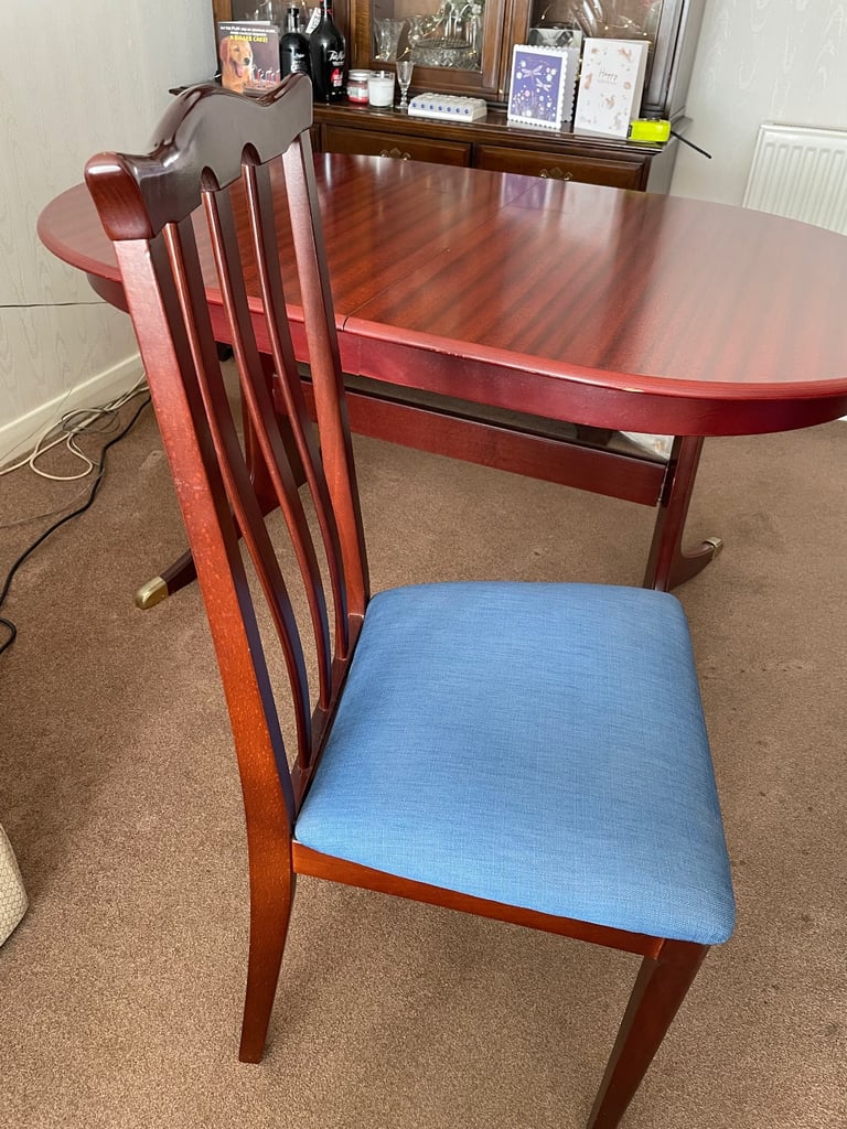 Mahogany Effect Extendable Dining Table with 6 Chairs