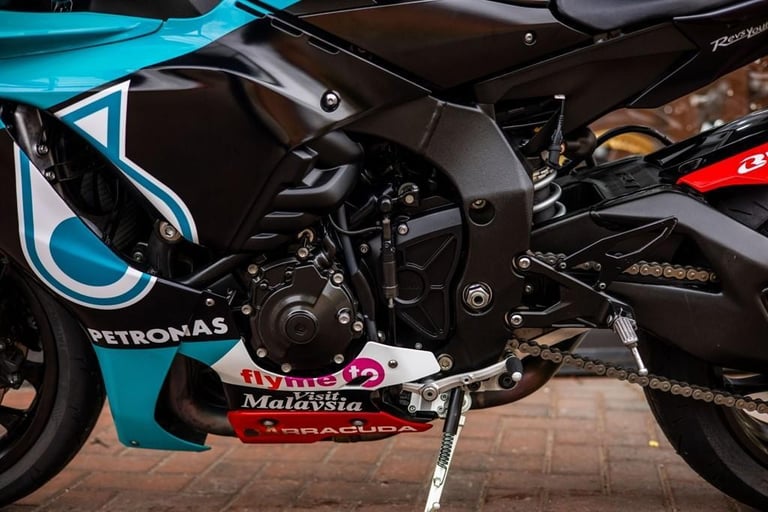 Yamaha R1 PETRONAS PAINT ! AKRO ! STUNNING