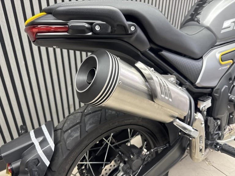 Voge ac525X in grey with yellow decals and only 211 Miles retro adventure
