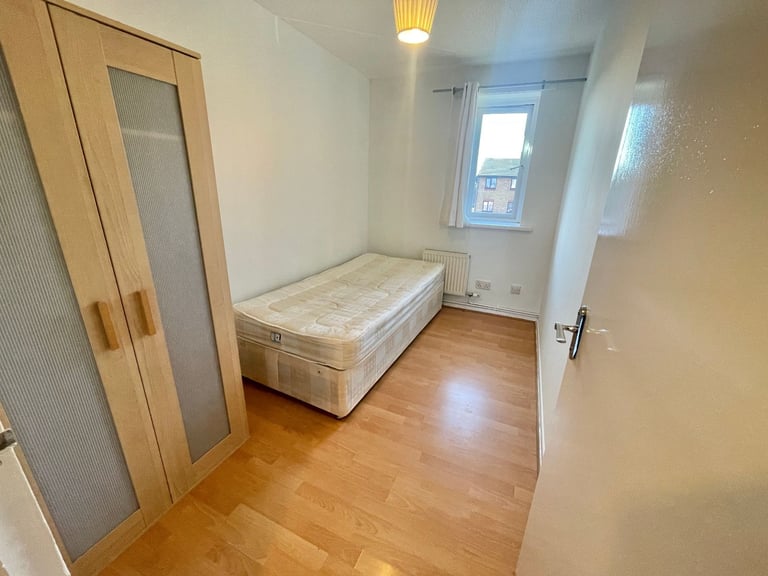 2 bed flat to rent -  Dehavilland Close, Northolt UB5