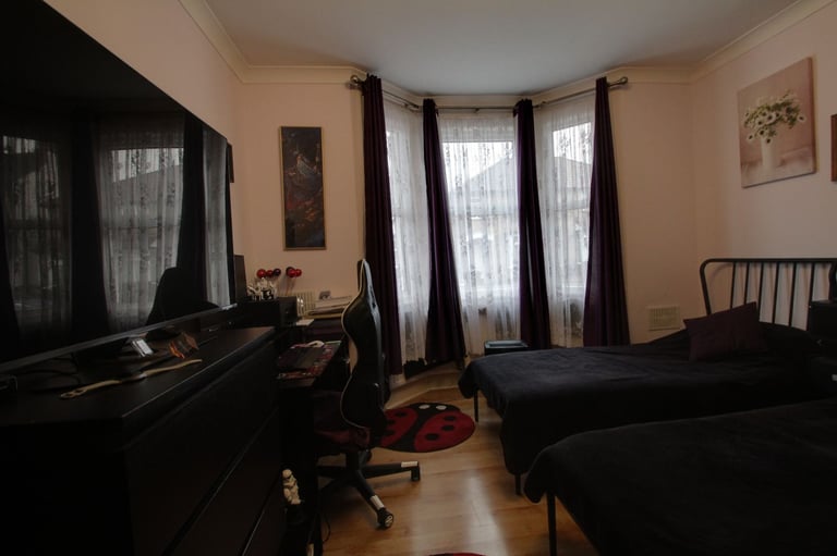 MODERN ONE BEDROOM, CLARE ROAD, CLOSE TO TUBE