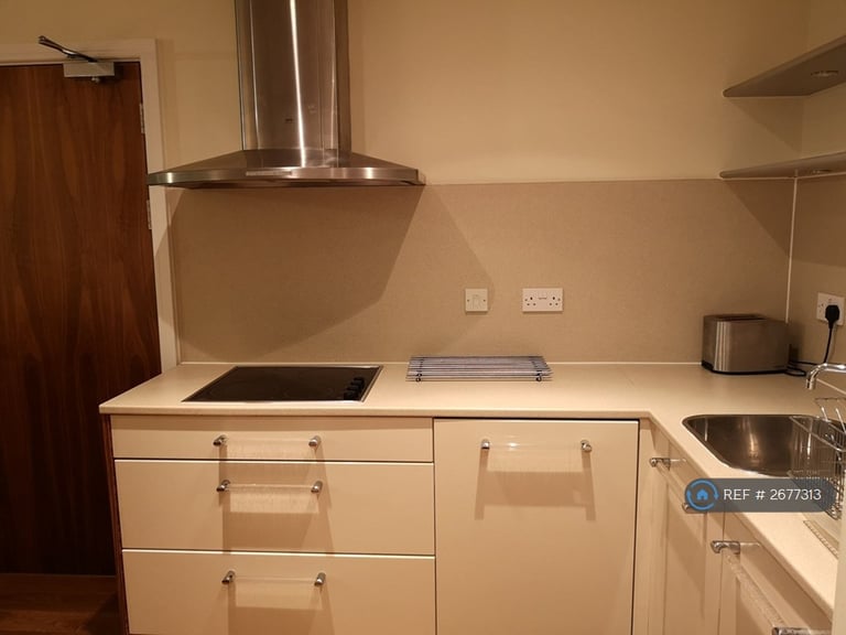 1 bedroom flat in Falcon Drive, Cardiff, CF10 (1 bed) (#2677313)