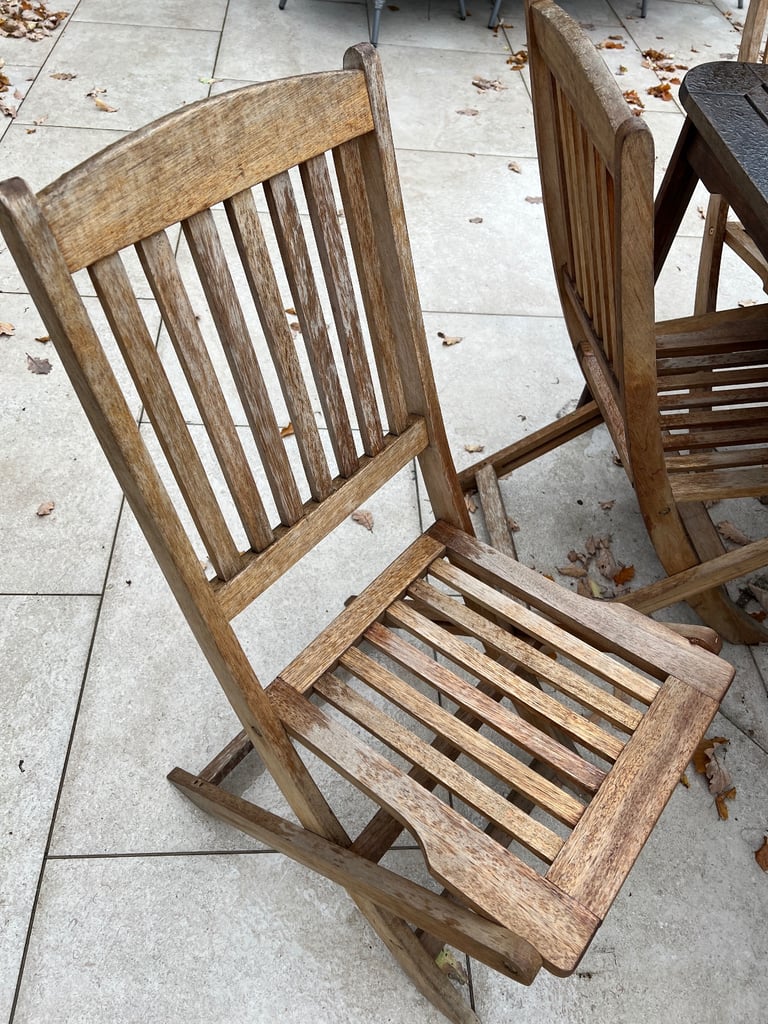 Teak garden table and 6 chairs 