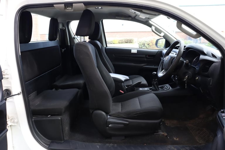 TOYOTA HILUX D4D KING CAB 4X4 PICKUP TRUCK (2017)