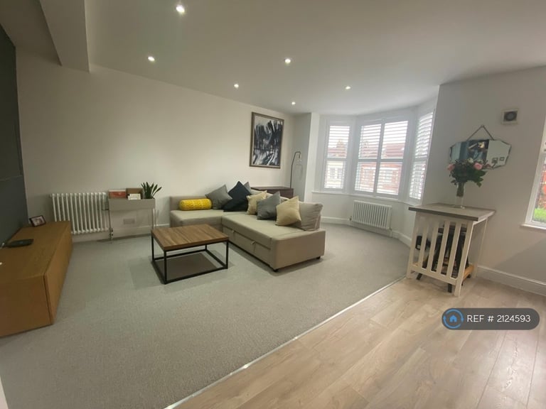 2 bedroom flat in Streatham, London, SW16 (2 bed) (#2124593)