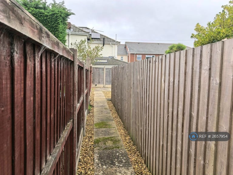2 bedroom flat in Stewart Road, Bournemouth, BH8 (2 bed) (#2657954)