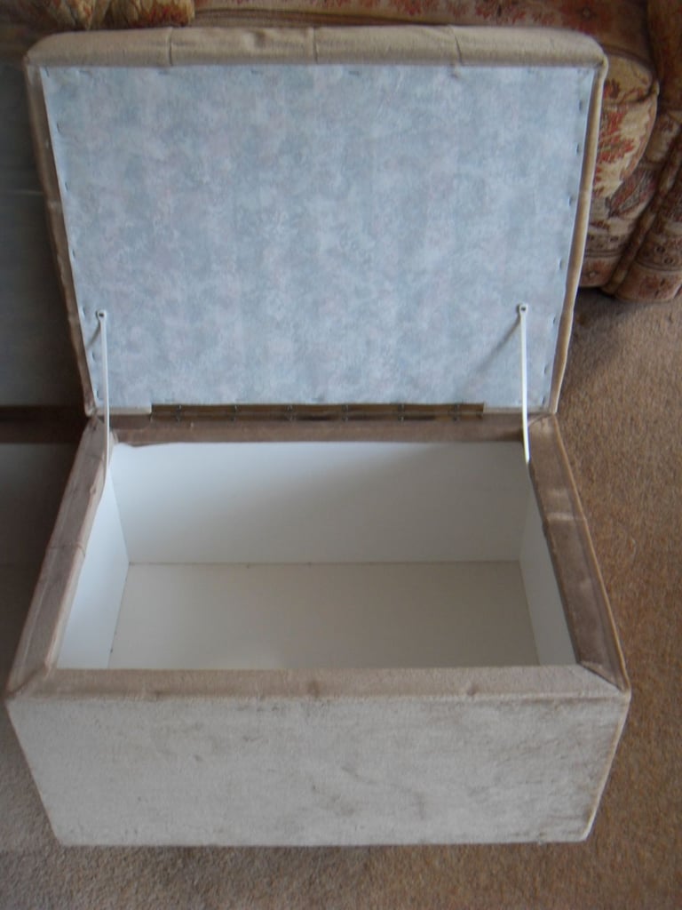 Free Pouffe foot stool