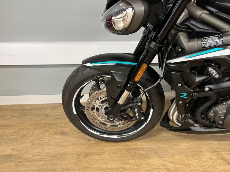 2022 Triumph Street Triple 765 R LOW STANDARD COLOUR Petrol black Manual