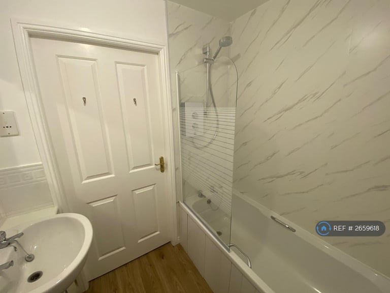 2 bedroom flat in Main Street, Glasgow, G40 (2 bed) (#2659618)