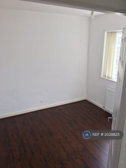 2 bedroom flat in Highfield Road, Widnes, WA8 (2 bed) (#2028825)