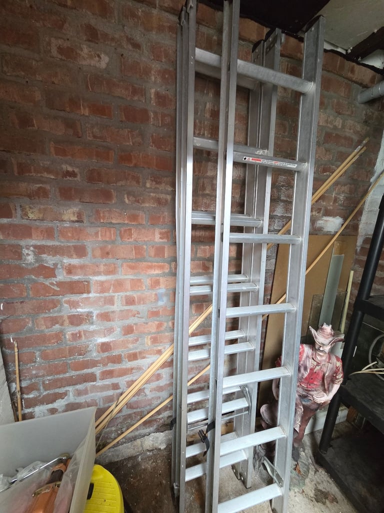 3 possible 2 part extendable ladder.  Aluminium 