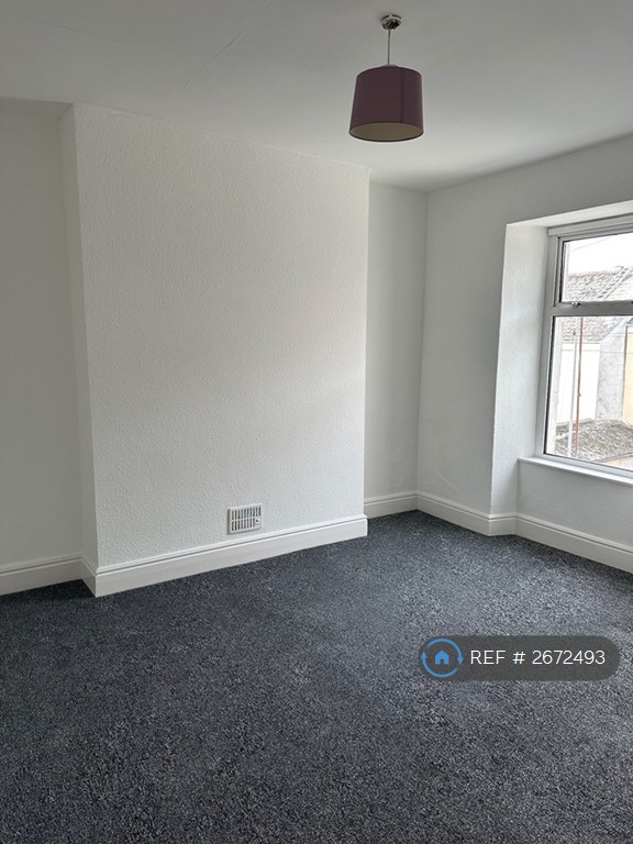 3 bedroom flat in Waterloo Street, Plymouth, PL4 (3 bed) (#2672493)