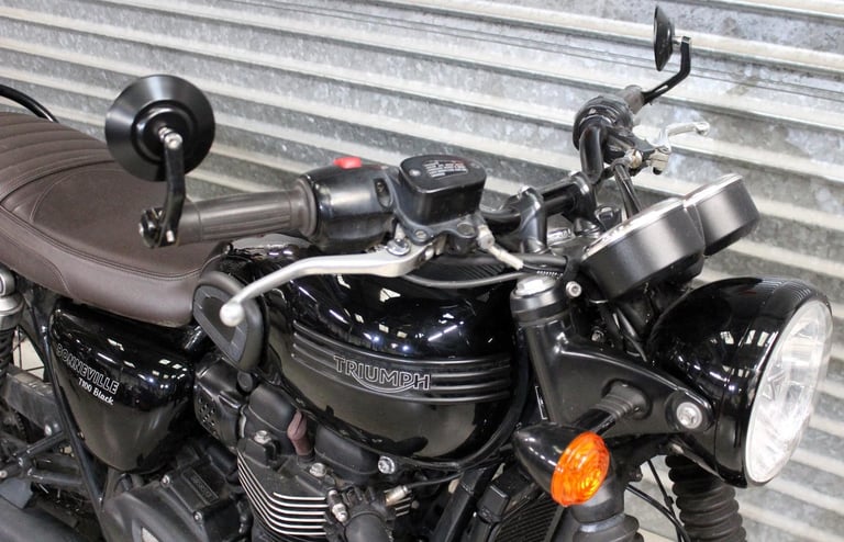2018 18 TRIUMPH BONNEVILLE 900 T100 BLACK EDITION 9000 MILES TRADE SALE NEW MOT