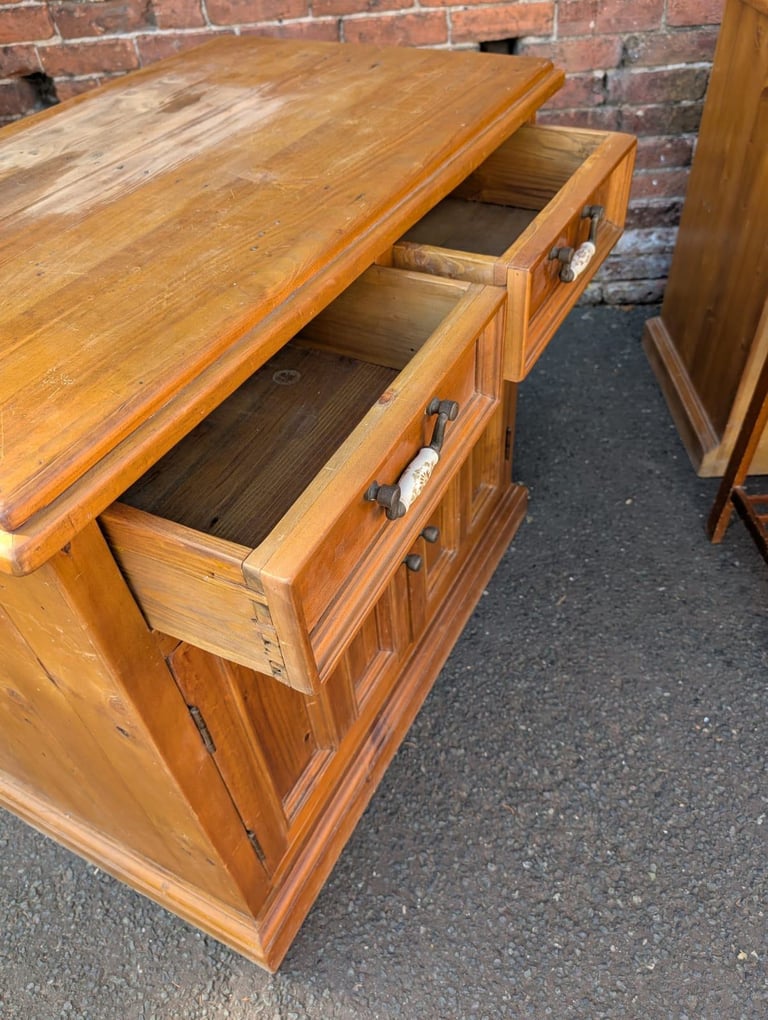 Small chunky pine sideboard 