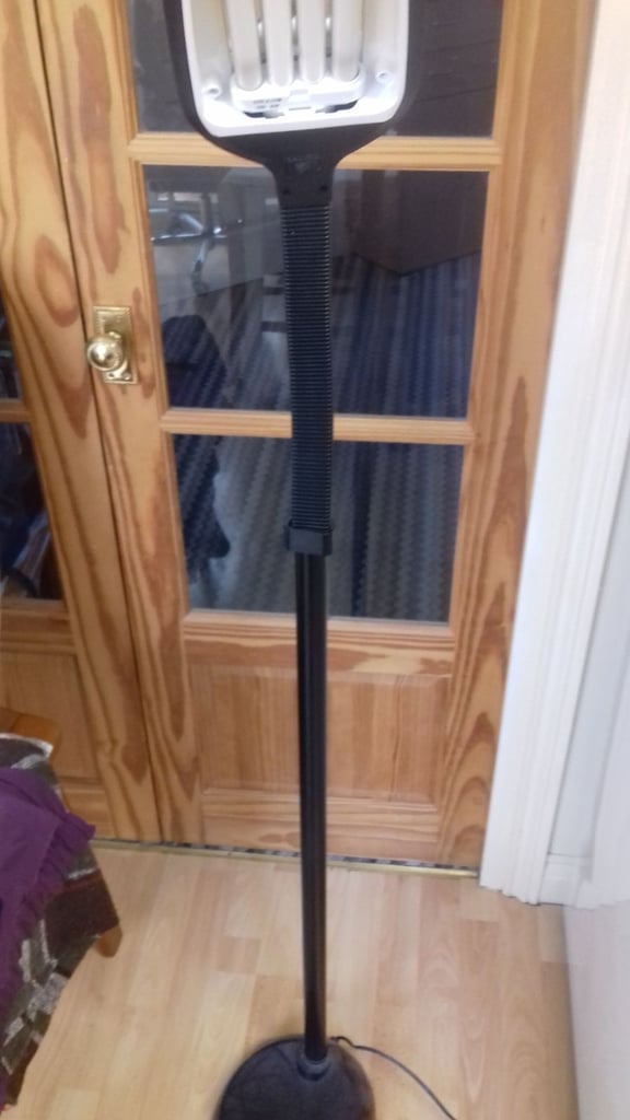 Free-standing flourescent lamp