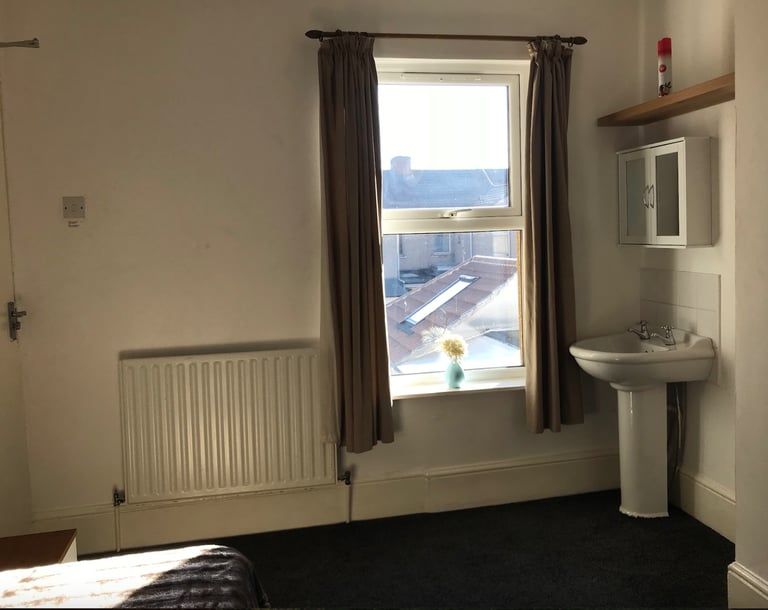 Double room near the train station, all bills included
